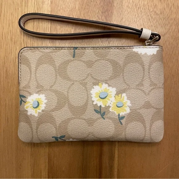 Coach Set Camera Bag & Wristlet!! NWT signature pattern with daisy accents! - Picture 13 of 15